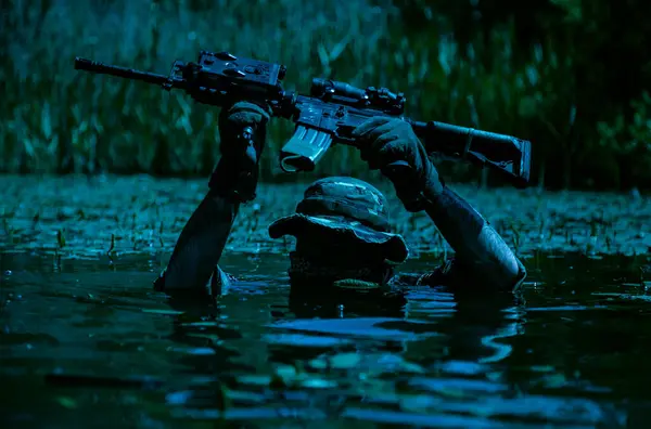 Soldado Mueve Corazón Pantano Sumergido Aguas Pantanosas Con Solo Armas Fotos de stock