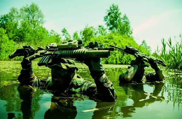 Soldaten Bewegen Sich Herzen Eines Sumpfes Versunken Sumpfigen Gewässern Nur Stockbild