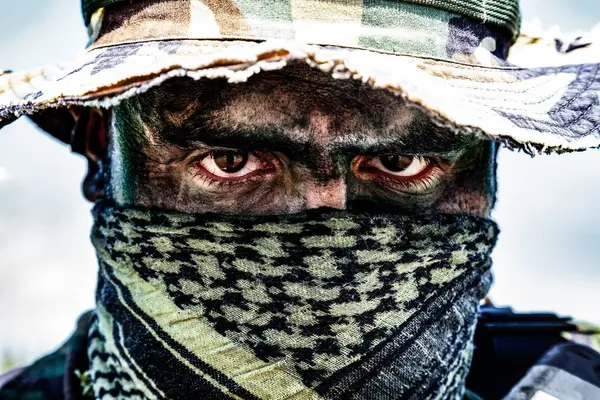 Mirada Soldado Cara Envuelta Una Bufanda Bajo Sombrero Combate Los Fotos de stock libres de derechos