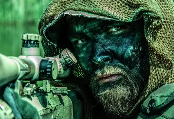 Ein Getarnter Soldat Mit Durchdringendem Blick Wacht Taktischer Ausrüstung Dschungel lizenzfreie Stockbilder