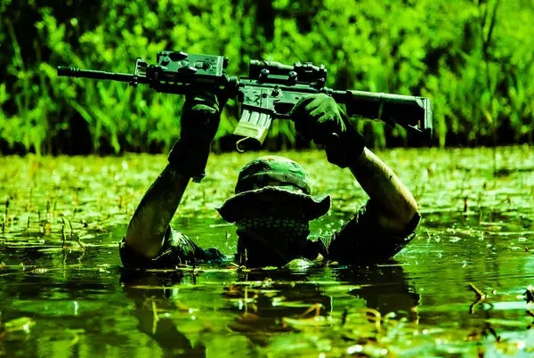 Soldat Rör Sig Hjärtat Ett Kärr Nedsänkt Träsk Vatten Med Stockfoto