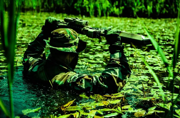 Soldado Camuflado Camina Través Pantano Sumergiéndose Sus Brazos Rifle Visibles Fotos de stock