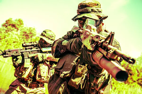 Soldaten Bewegen Zich Het Hart Van Een Moeras Kruisen Moerassige Stockfoto