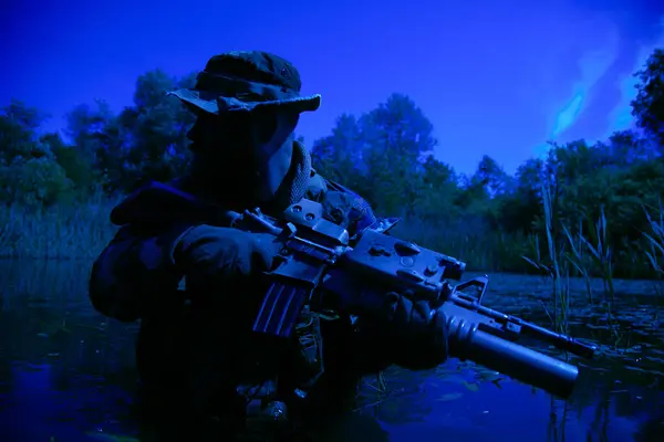 Soldado Focado Examina Pântano Com Seu Rifle Submergindo Noite Escura Imagens De Bancos De Imagens Sem Royalties