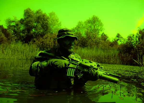 Soldat Concentrat Cercetează Mlaștinile Pușca Scufundându Brațele Pușca Vizibilă Aspră Imagine de stoc