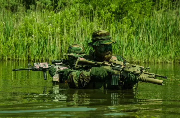 Soldados Movem Coração Pântano Cruzando Águas Pantanosas Calor Selva Tropical Fotos De Bancos De Imagens