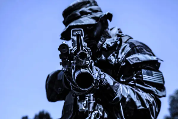 Soldado Das Forças Especiais Apontando Seu Rifle Apontando Para Objetivo Imagem De Stock