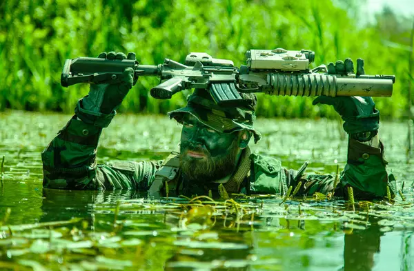 Soldado Move Coração Pântano Submerso Águas Pantanosas Com Apenas Armas Imagens De Bancos De Imagens Sem Royalties