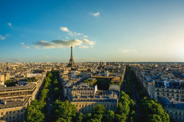 Alacakaranlıkta Eyfel Kulesi ile Paris 'in ufuk çizgisi