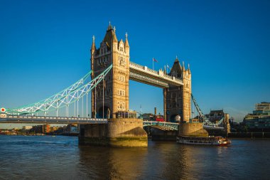 Londra, İngiltere 'de nehir kenarındaki Tower Bridge.
