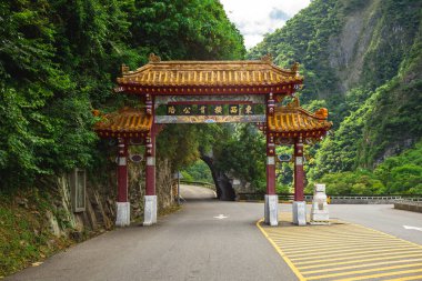 Hualien, Tayvan 'daki Taroko Ulusal Parkı Doğu Girişi Kemer Kapısı. Çevirisi: doğudan batıya Cross Island Karayolu