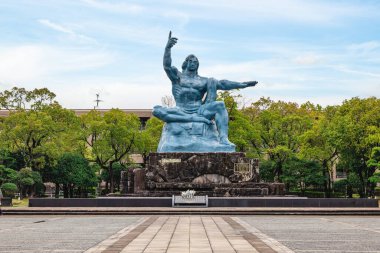 24 Mart 2023: Japonya 'nın başkenti Kyushu' daki barış parkında barış heykeli. Bu park, 9 Ağustos 1945 'te Nagasaki' nin bombalanması anısına şehri yerle bir etti..