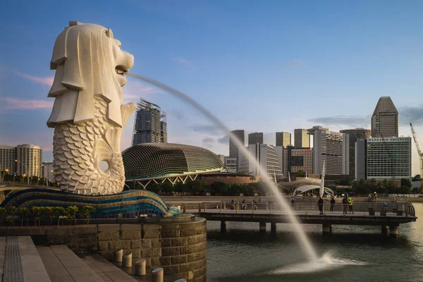 6 Şubat 2020, Singapur 'daki Marina Körfezi' nde Merlion Heykeli. Merlion, Alec Fraser Brunner tarafından tasarlanan Singapur 'un resmi maskotudur..