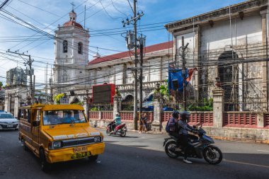 2 Mayıs 2023: 1565 yılında Filipinler 'in Cebu şehrinde kurulan küçük bir bazilika olan Santo Nino Bazilikası' nın yanından geçen bir Jeepney geçidi. 1740 yılında ülkenin en eski Katolik kilisesidir..