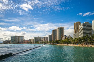 Honolulu 'nun Skyline' ı Waikiki plajında, Oahu adası, Hawaii, ABD