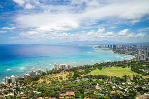 从美国夏威夷瓦胡岛的钻石头山俯瞰檀香山 — 图库照片
