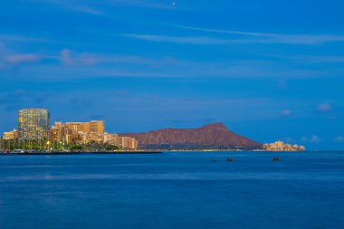 Hawaii 'deki Oahu Adası' ndaki Wikiki plajı ve elmas baş dağı manzarası.