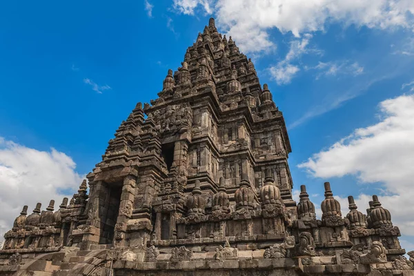 インドネシアの南ジャワ州ジョグジャカルタにあるヒンズー教の寺院の化合物であるPrambanan — ストック写真