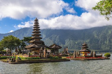Pura Ulun Danu Bratan, Endonezya, Bali 'deki bir Hindu Şayit tapınağı..
