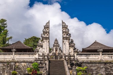 Pura Penataran Agung Lempuyang Karangasem, Bali 'de Lempuyang Dağı yamacında