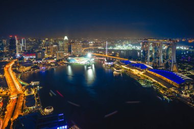 10 Ağustos 2018: Singapur sahnesi marina körfezi tarafından kumlar, sanat müzesi ve Singapur Flyer gibi ikonik yapılara sahiptir. Geri kazanılmış topraklar üzerine inşa edilen yeni şehir merkezi..