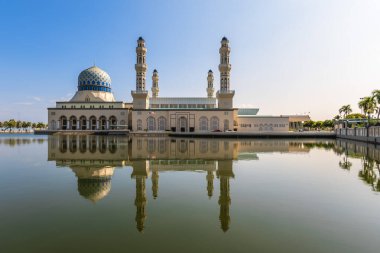 Kota Kinabalu Şehir Camii, Mescid Bandaraya, Sabah, Malezya 'daki yüzen cami.