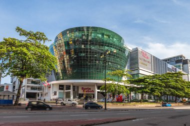 31 Ağustos 2023: Suria Sabah, Kota Kinabalu, Malezya 'da bulunan ve Temmuz 2009' da tamamlanan modern bir durak alışveriş merkezi. KK şehrinin en popüler alışveriş merkezlerinden biri..