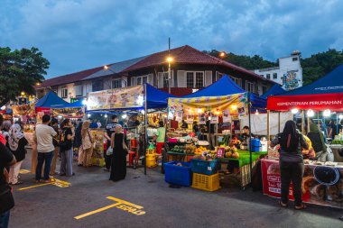 Septermber 2, 2023: Gaya caddesindeki Api Api Gece Gıda Pazarı, Kota Kinabalu, Sabah, Malezya. Her cuma ve cumartesi akşamları saat 6 'dan gece yarısına kadar açılır ve çeşitli yerel yemekler satılır..