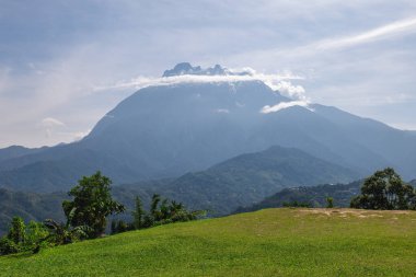 Borneo ve Malezya 'nın en yüksek dağı Kinabalu Dağı manzarası.
