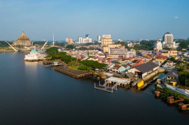 Sarawak nehrinin Kuching, Sarawak, doğu Malezya 'daki rıhtımının manzarası