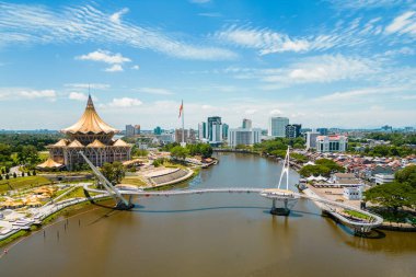 Sarawak nehrinin Kuching, Sarawak, doğu Malezya 'daki rıhtımının manzarası