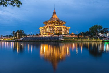 Kuching, Sarawak, Borneo, Malezya 'daki yeni Sarawak Eyalet Meclisi Binası. Çeviri: Devlet Yasama Meclisi