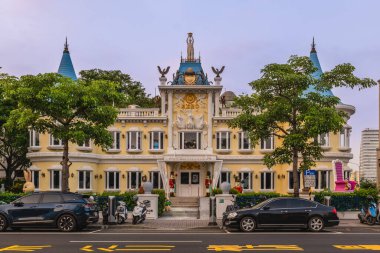30 Eylül 2023: Cang Jin Yard, altın saklama yeri anlamına gelir, bir restoran için inşa edildi ve Tainan Şehri Göçmenlik Bürosu 'na dönüştürüldü, Tainan şehrinin batı merkez bölgesinde yer almaktadır..