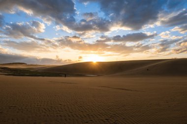 Tottori Bölgesindeki Tottori Kum Kumulları manzarası, Japonya gün batımında