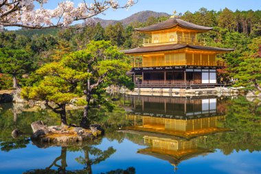 Kinkakuji Rokuonji, nam-ı diğer Altın Pavyon Kyoto, Japonya 'da yer almaktadır.