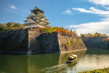 Kansai, Osaka, Japonya 'daki Osaka Kalesi' nin hendeğindeki turist teknesi.