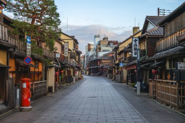 19 Kasım 2018: Hanamikoji dori Caddesi, Japonya 'nın Kyoto şehrinde Gion' un kuzeyinden güneye yaklaşık 1 km uzunluğunda bir ana cadde. Bu caddenin güney kısmı geleneksel atmosfer sunar..