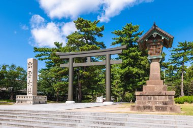 Izumo şehrindeki Izumo Taisha 'nın Torii kapısı Shimane, Japonya. Çeviri: 