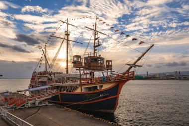 7 Ekim 2023: Osaka, Kansai, Japonya 'da Osaka Körfezi' nde seyahat eden bir tur gemisi olan Santa Maria, Kaiyukan Batı İskelesi 'nden hareket eder ve daha sonra Osaka Körfezi bölgesinin sınırları içinde yol alır..