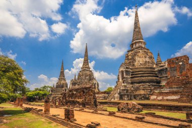 Ayutthaya, Tayland 'da bulunan Wat Phra Si Santhe' nin üç Chedisi.