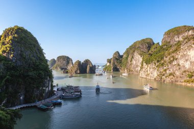 Quang Ninh, Vietnam 'daki Halong Körfezi' ndeki Bo Hon adasının manzarası.