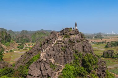Mua Cave tepesindeki büyük pagoda, nam-ı diğer Hang Mua, Ninh Binh, Vietnam
