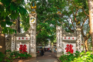 19 Kasım 2023: Vietnam 'ın merkezindeki Hoan Kiem Gölü' nde bulunan Ngoc Son Tapınağı 'nın giriş kapısı. Bu tapınak 19. yüzyılın başlarında inşa edilmiş. İlk olarak Üç Bilge 'ye adanmış..