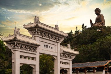 Büyük Buda Hong Kong 'daki Lantau Adası' ndaki Ngong Ping 'de bulunuyor..