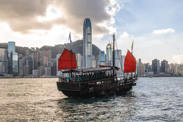 中国香港のビクトリア港で活動する中国人ジャンク — ストック写真