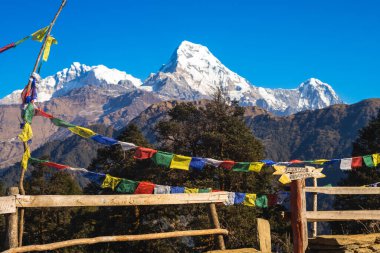 Annapurna zirvesi ve dua bayrağı Himalayalar 'da vajina tepesinde, Nepal