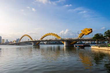 Ejder Köprüsü, Da Nang 'ın Vietnam' daki Han Nehri 'ni geçişinin simgesi.