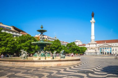 17 Eylül 2018, Rossio Meydanı, nam-ı diğer Kral IV. Pedro Meydanı, Lizbon, Portekiz asırlardır Lizbon halkı için bir buluşma yeridir. 18. yüzyıldan kalma pek çok kafe ve dükkan var..