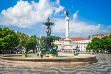 18 Eylül 2018, Rossio Meydanı, nam-ı diğer Kral IV. Pedro Meydanı, Lizbon, Portekiz asırlardır Lizbon halkı için bir buluşma yeridir. 18. yüzyıldan kalma pek çok kafe ve dükkan var..