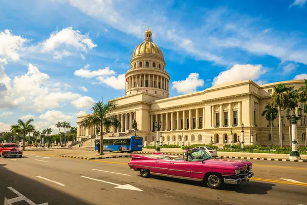キューバのハバナにある国立議事堂の建物とヴィンテージ — ストック写真